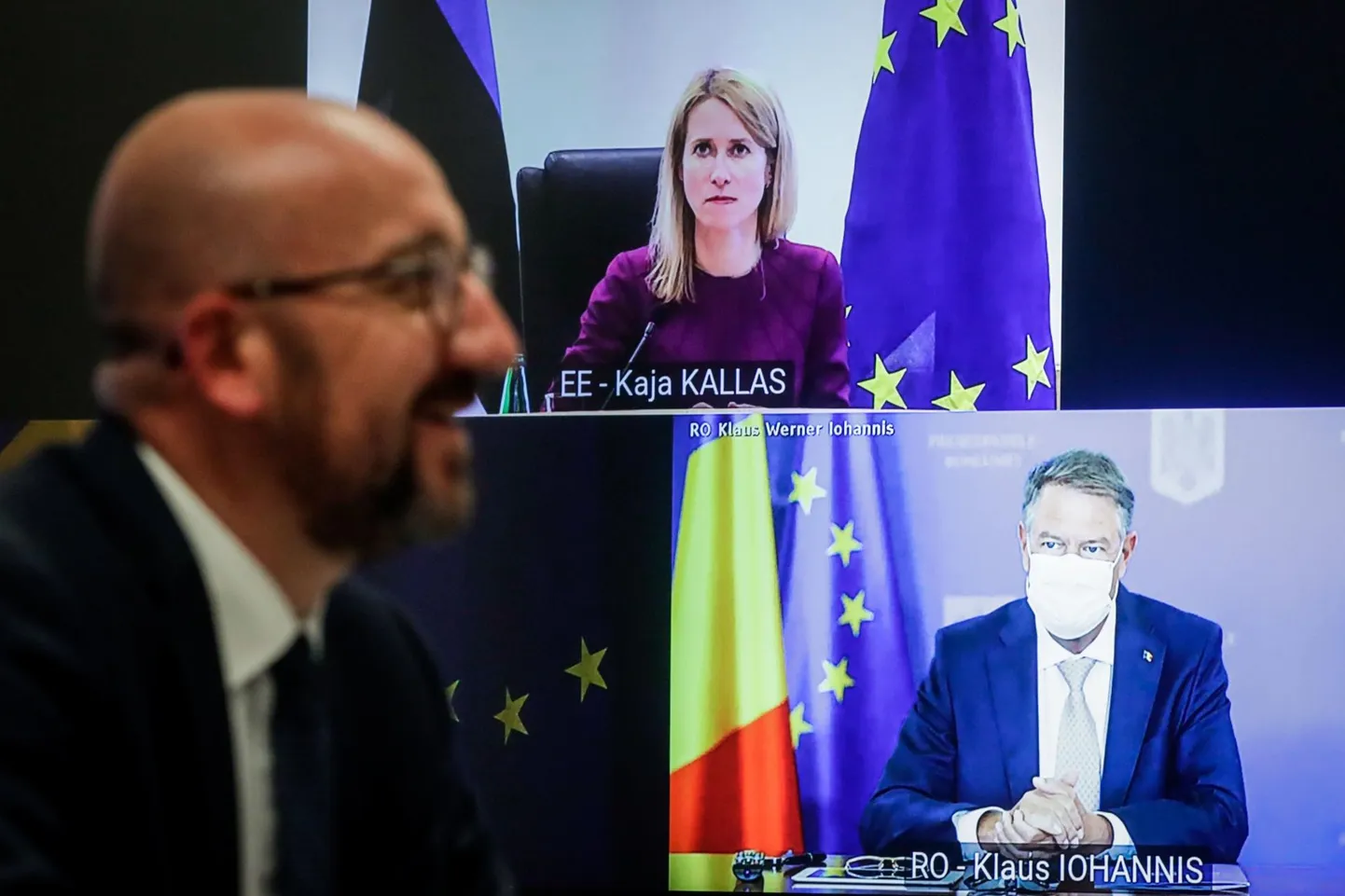 Möödunud nädalal pidas ülemkogu juht Charles Michel (esiplaanil) ettevalmistavaid videokohtumisi: peaminister Kaja Kallas oli samas vestluses Rumeenia presidendi Klaus Iohannisega.