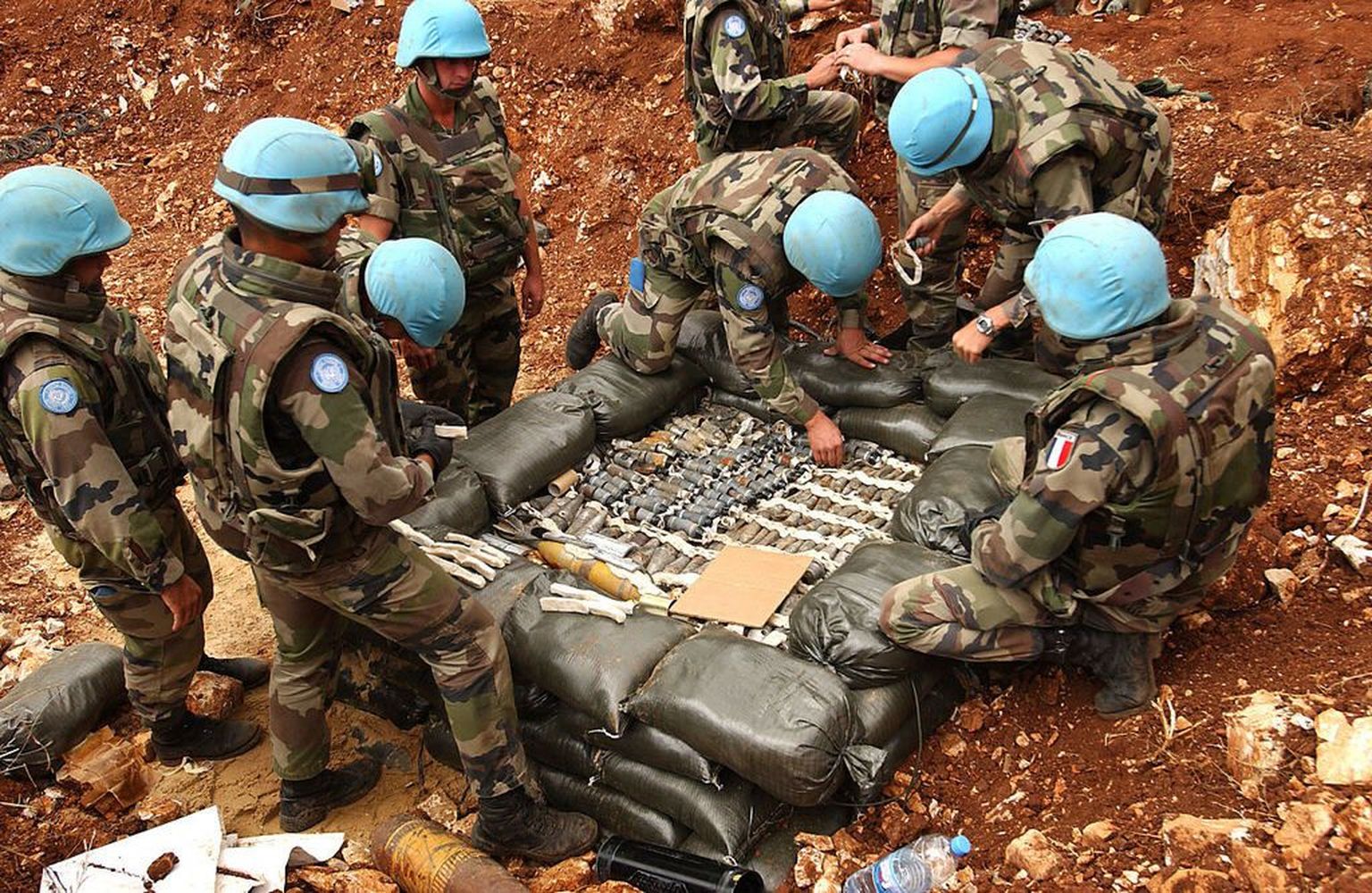 ÜRO sinikiivrid kogumas kobarpommide lõhkelaenguid Lõuna-Liibanonis.