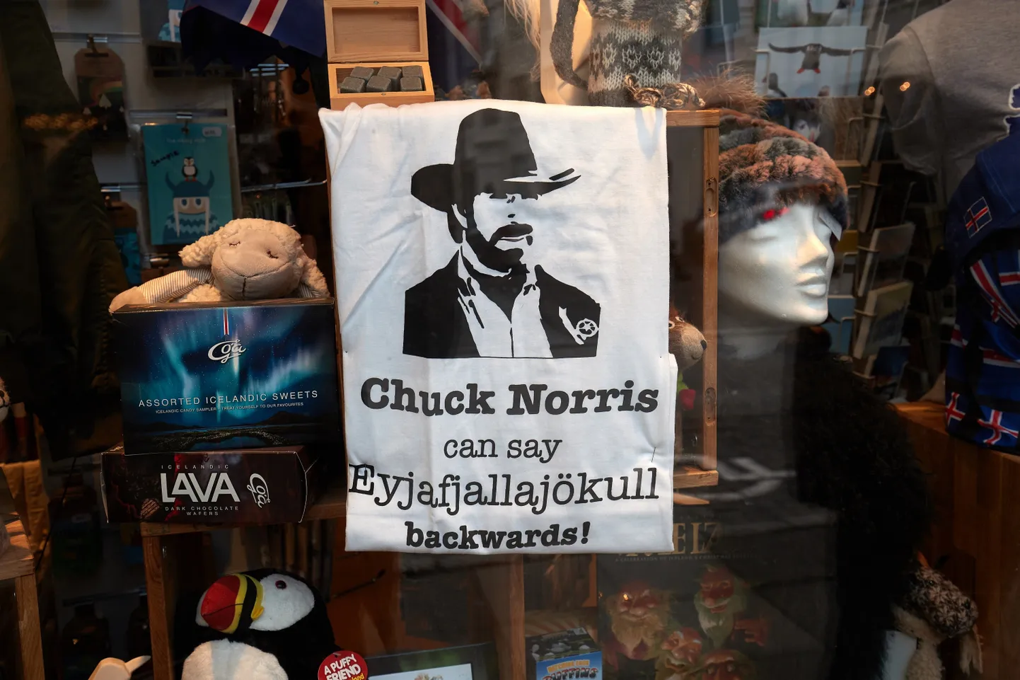 Islandi suveniiripoe T-särgil olev nali: Chuck Norris oskab öelda Eyjafjallajökull tagurpidi.