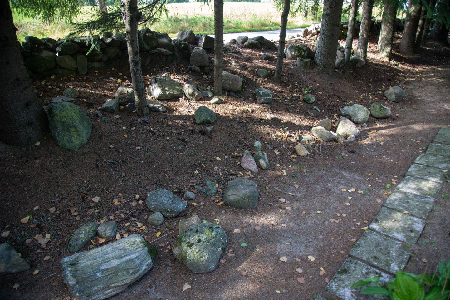 Paistu kalmistu kiviaed loodetakse korda saada septembri jooksul.