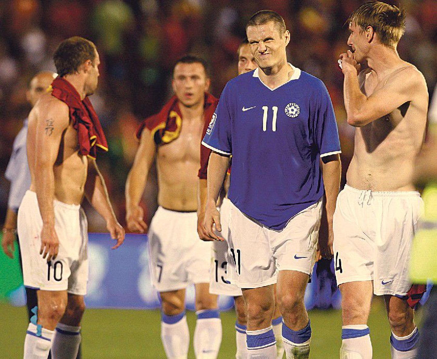 Андрес Опер (в центре)разочарован результатами игры.