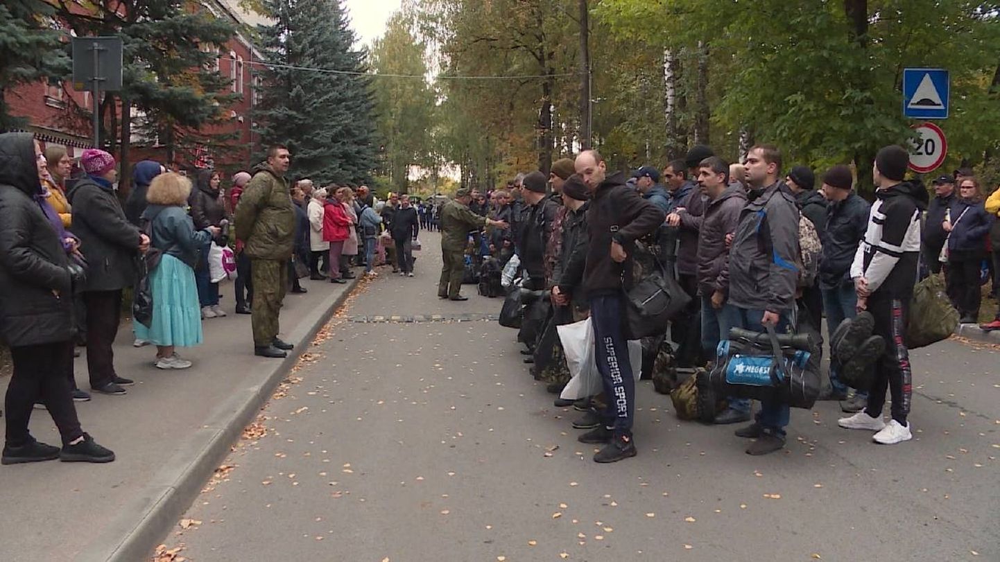 Мобилизованные у военкомата в Пскове.