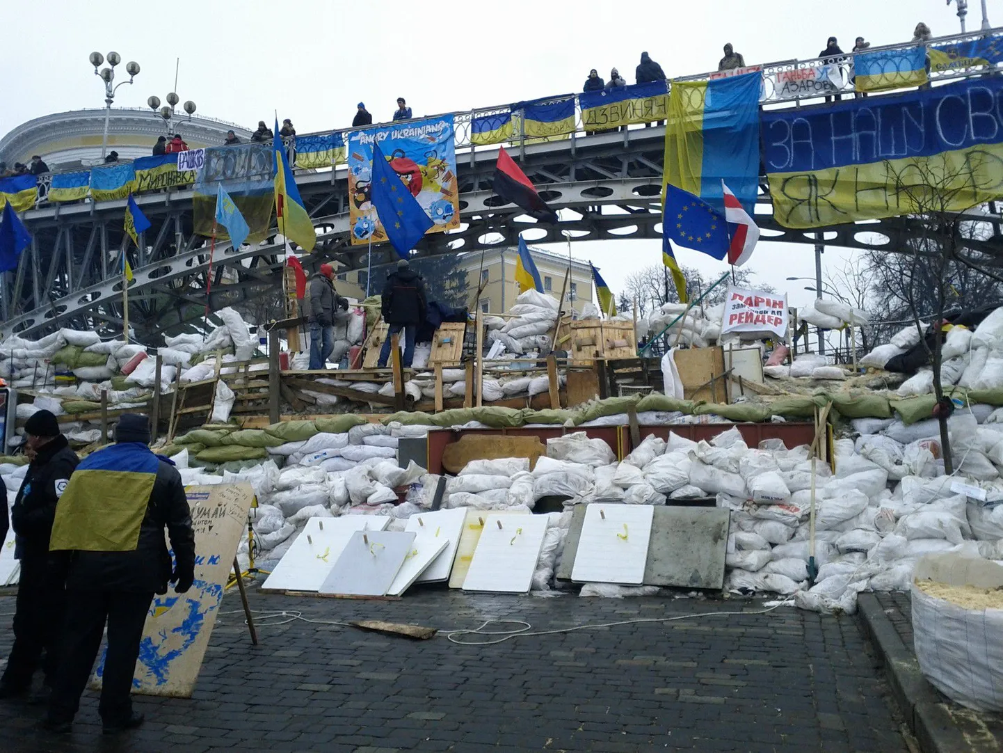 Баррикады сторонников оппозиции на площади Независимости в Киеве.