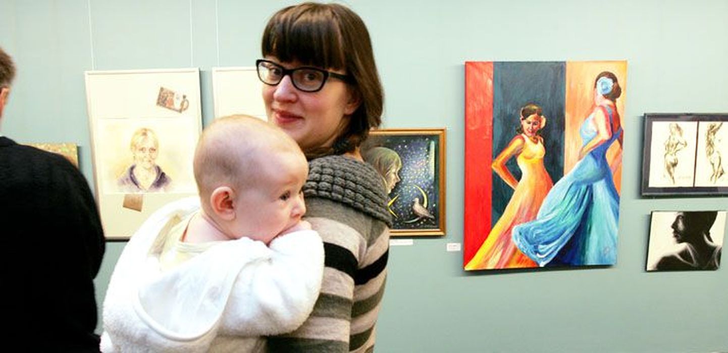 Kunstnik Laila Talunik, parempoolse maali “Duende” autor, näituse avamisel koos väikese tütre Arabellaga.