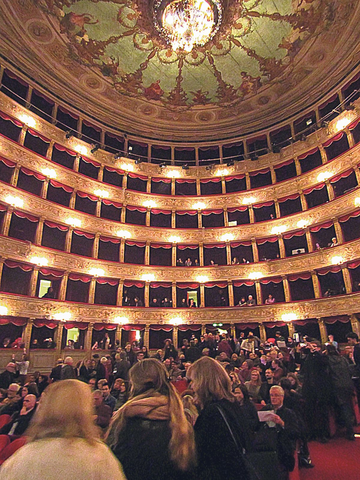 Publik koguneb Teatro Argentina pea 700-kohalisse saali, kus NO99 lavastusega «NO43 Kõnts» külalisetenduse 13. detsembril 2017. aastal.