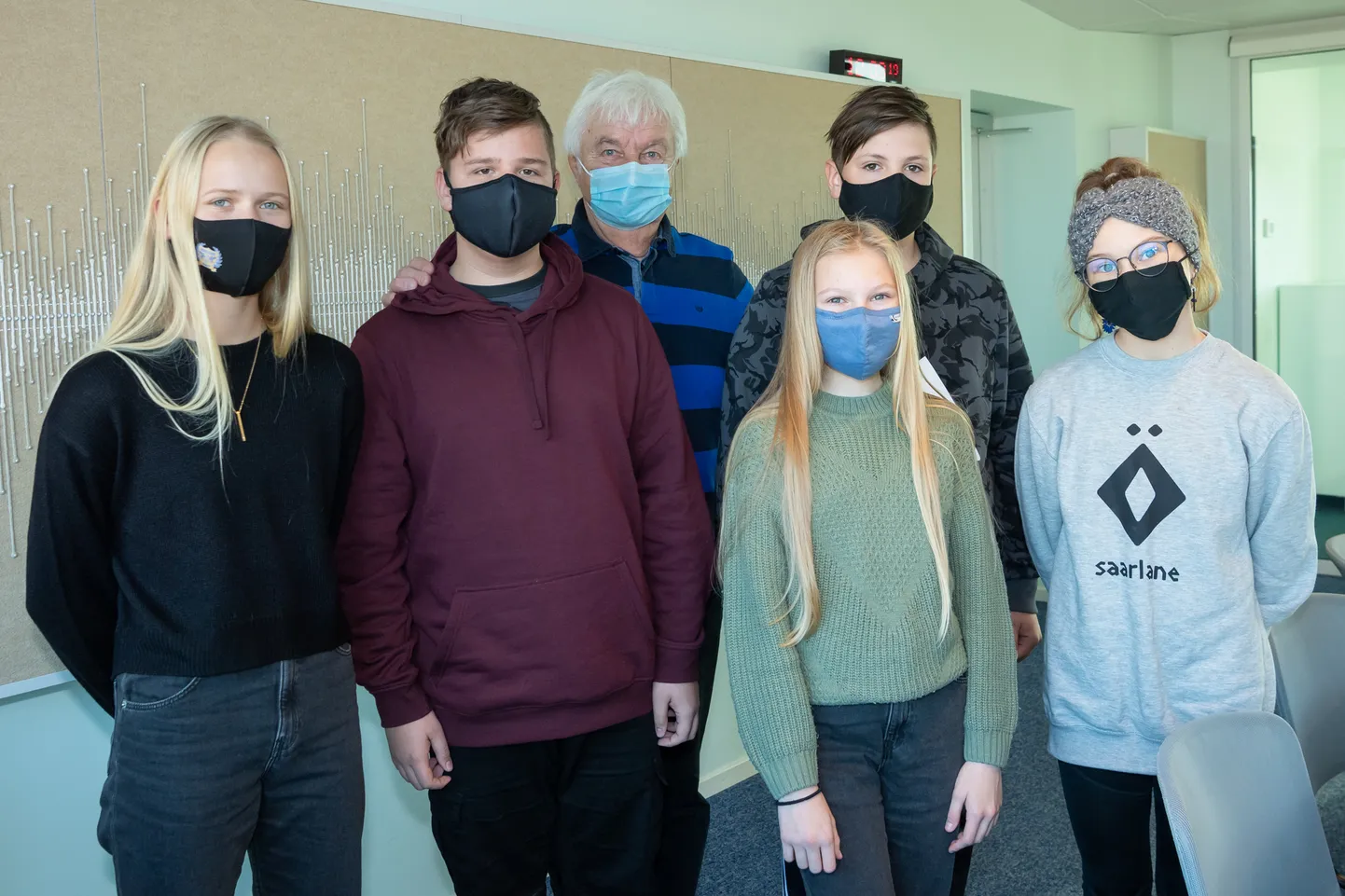 ÜHED SAARLASED KÕIK: (vasakult) Lisanna Valdmets, Trevor Ast, Hanna Paju, Markkus Leppik ja Linda Männik “Miniturniiri” saatejuhi Ivo Linnaga.