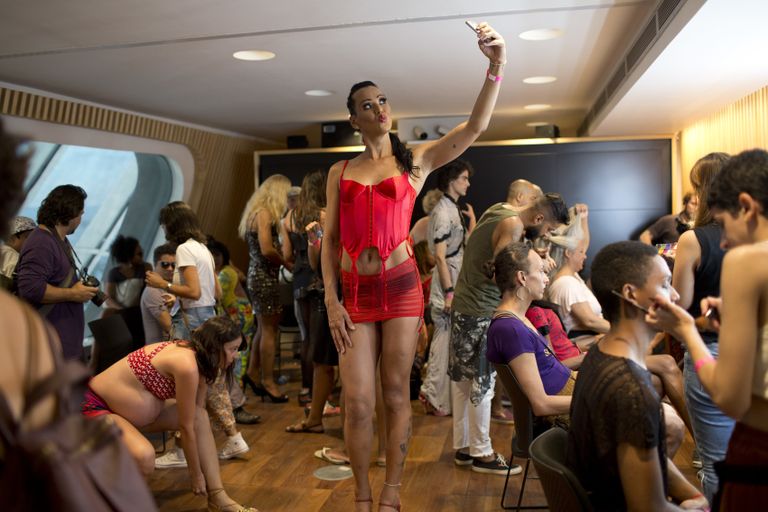 Brazīliešu prostitūtas piedalās ikgadējā modes šovā