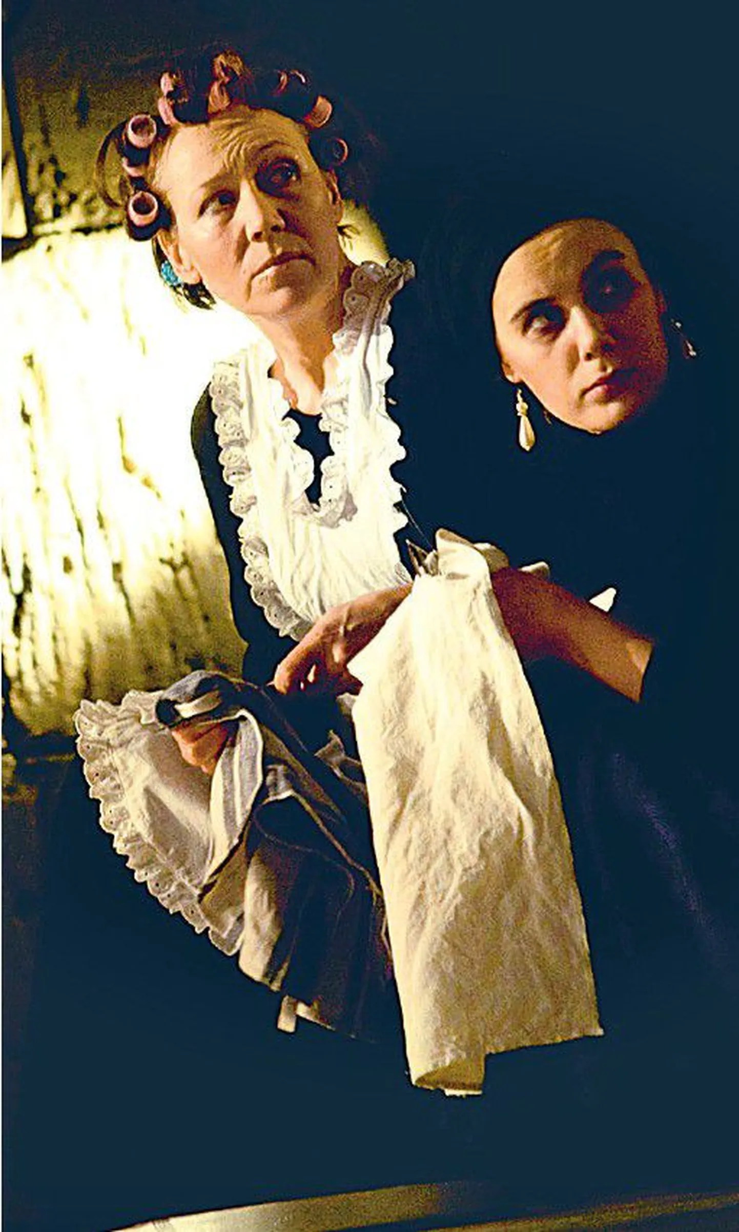 Pepit kehastab Maarja Mitt (paremal), Perenaise rollis on aga Külliki Saldre.