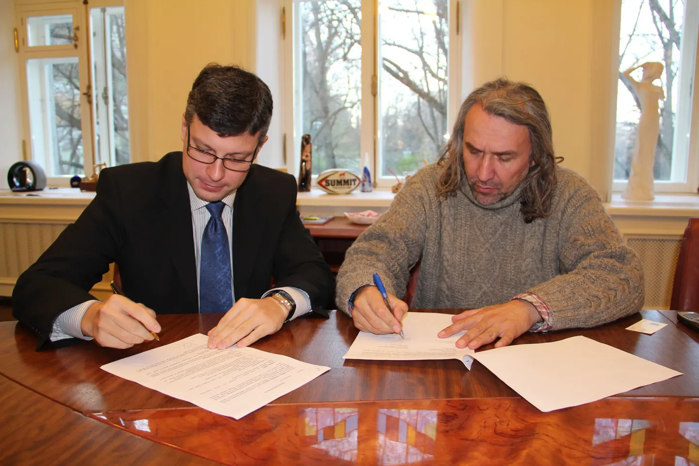 Lepingu kirjutasid alla kesklinna vanem Mihhail Korb ja jalgpalliliidu president Aivar Pohlak.