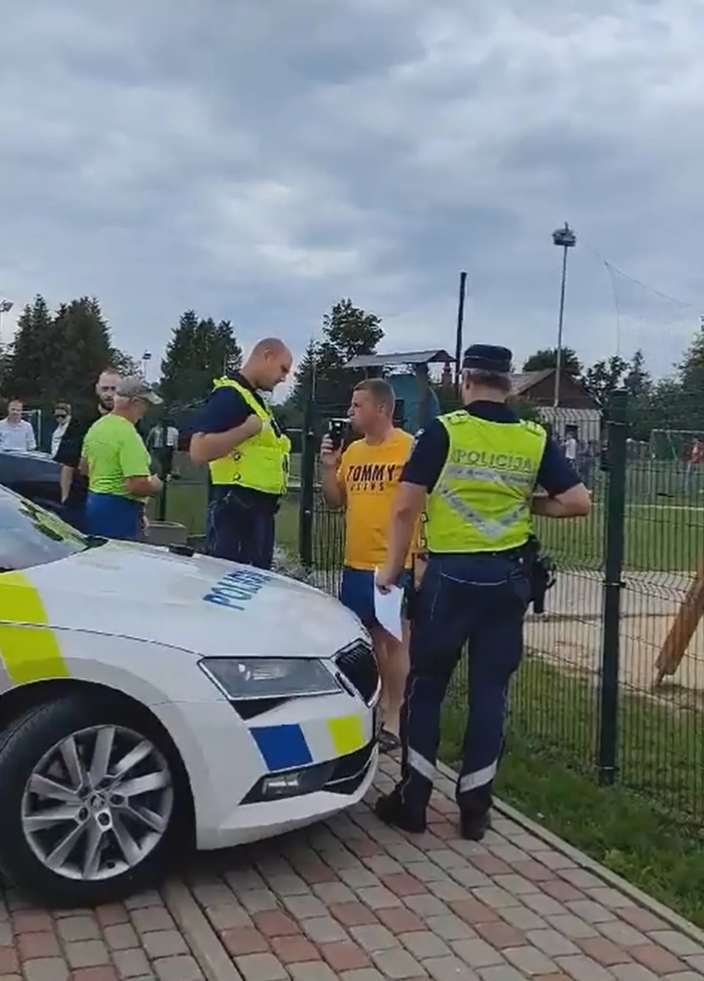 Valsts policija veic alkohola pārbaudi notikuma vietā.