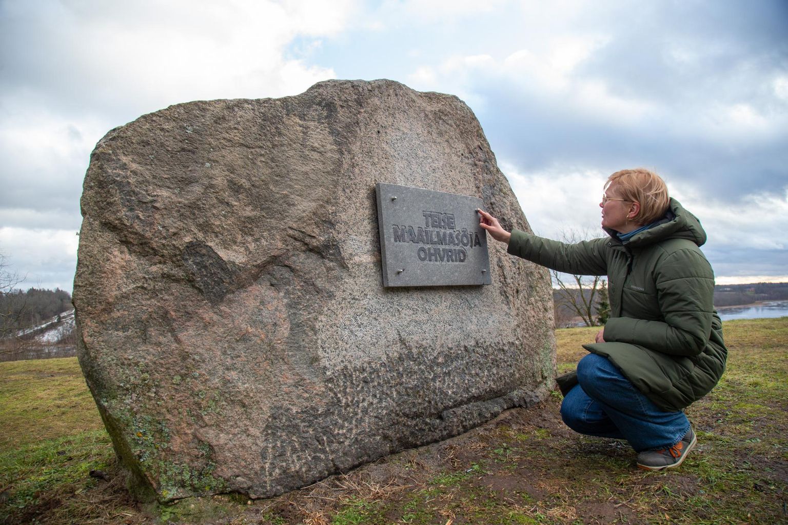 Viljandis Huntaugul seisvalt mälestuskivilt eemaldati vana tekst ja asendati see töörühma loodud tekstiga plaadil, mis on valmistatud olemasoleva kivi koloriiti silmas pidades. Kultuuriväärtuste spetsialist Monika Vestman jäi tulemusega väga rahule.