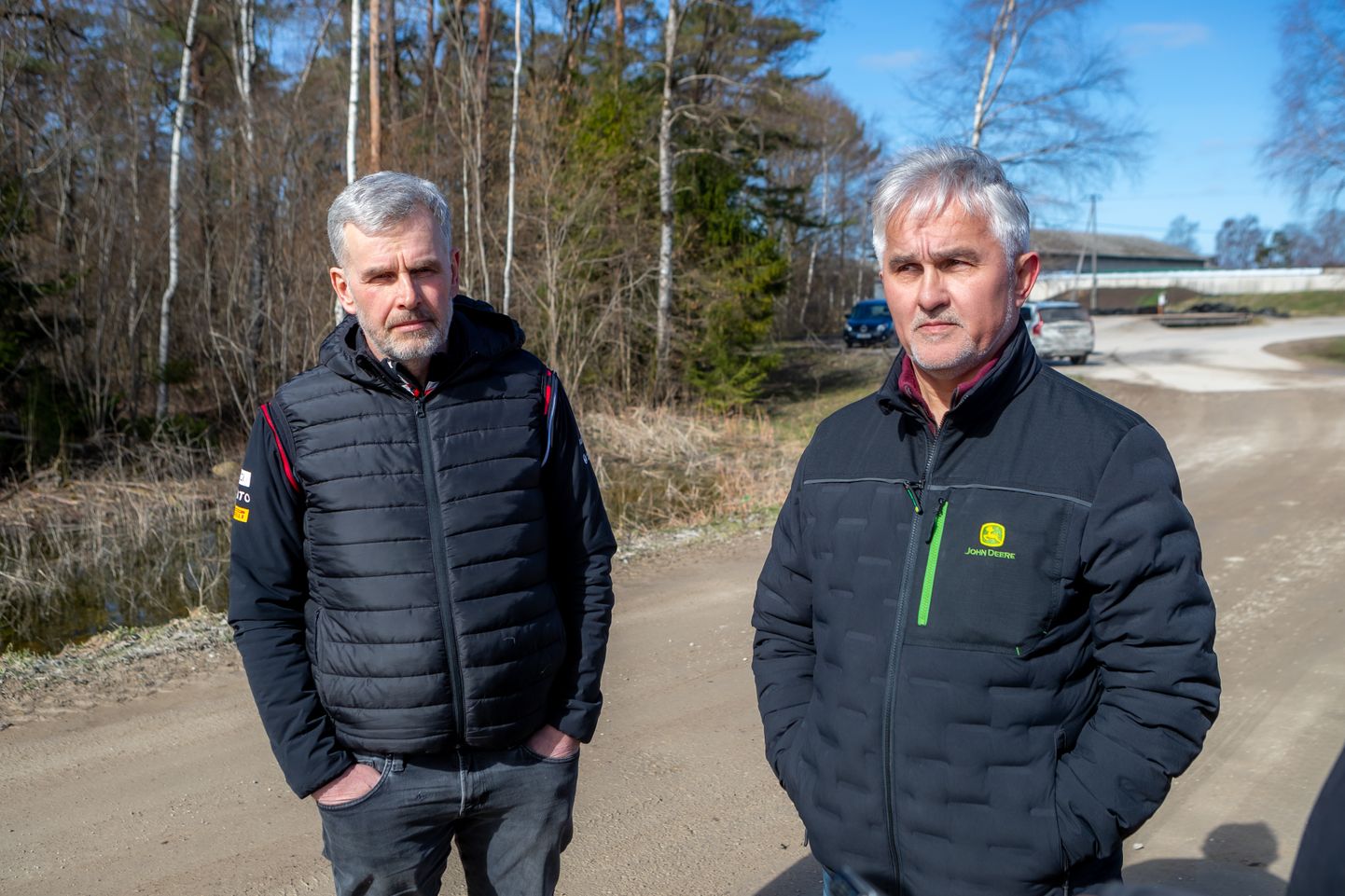 ARENDAJAD: Tõnu Post (paremal) ja Saaremaa sigalaid juhtiv Margus Õunpuu seisavad kohas, kuhu peaks kerkima loomasõnnikust biometaani tootev tehas.