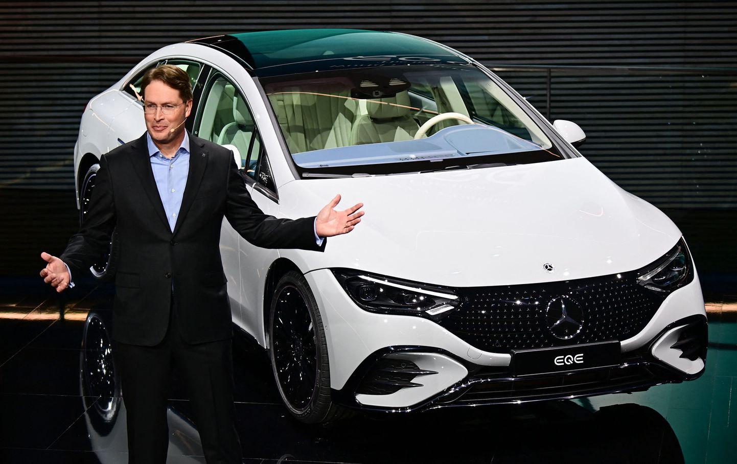 Saksa autotootja Daimler AG tegevjuht Ola Källenius rääkimas Mercedes EQE esitlusel.