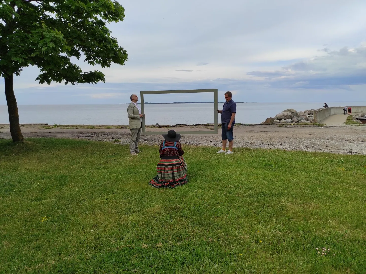 Marinist Aili Vint sättis näituse avamisel raami merevaate.