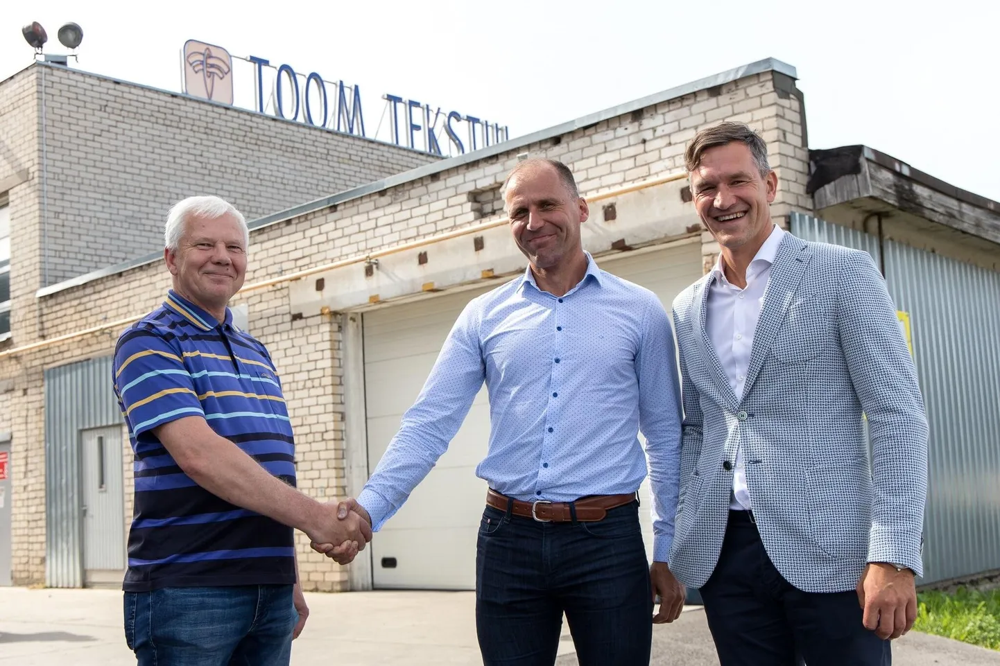 Tehingu osalised kohtusid täna Toom Tekstiili Viljandi tehases. Pildil nõukogu liige Innar Susi (vasakult), juhatuse esimees Vahur Roosaar ja Coop Panga äripanganduse juht Hans Pajoma.