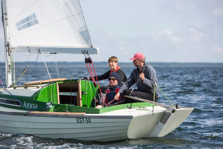 Kersti Kaljulaid 2019. a Muhu väina regatil Mikk Kööseli folkboodil Jonna.