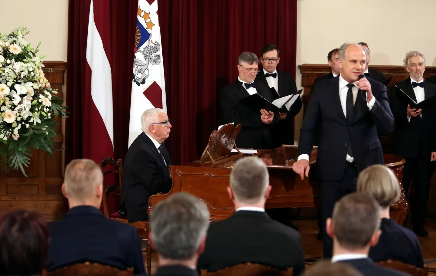 Maestro Raimonds Pauls un aktieris Andris Keišs uzstājas svinīgajā Triju Zvaigžņu ordeņu pasniegšanas ceremonijā Rīgas pilī.