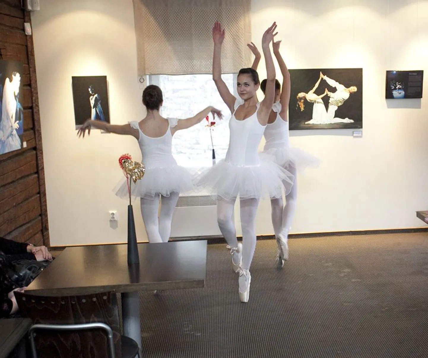 Anke Oksa balletimaalide näituse “Teine vaatus” tantsisid avatuks Kaurikooli haldjalikud balletineiud.