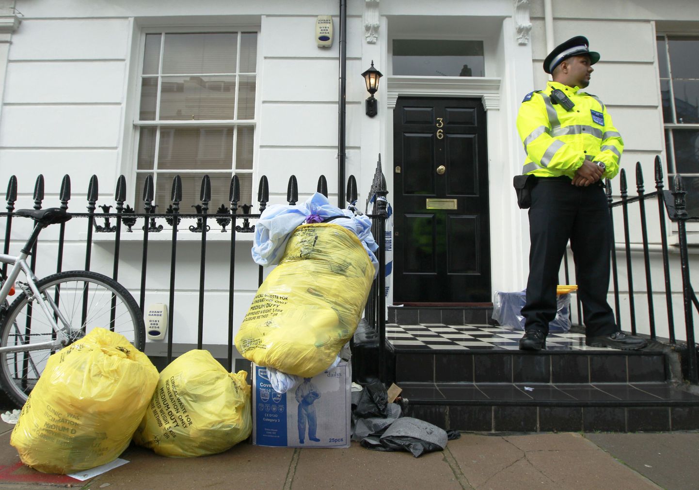 Politseinik 2010. aastal Gareth Williamsi Londonis asuva kodu ees.