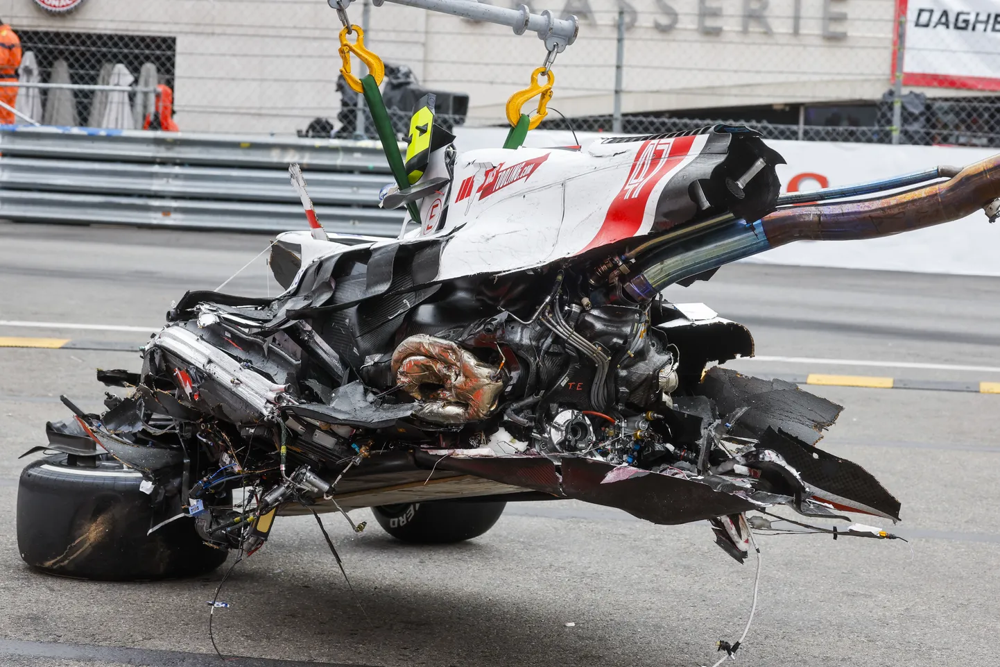 Болид Шумахера после аварии.