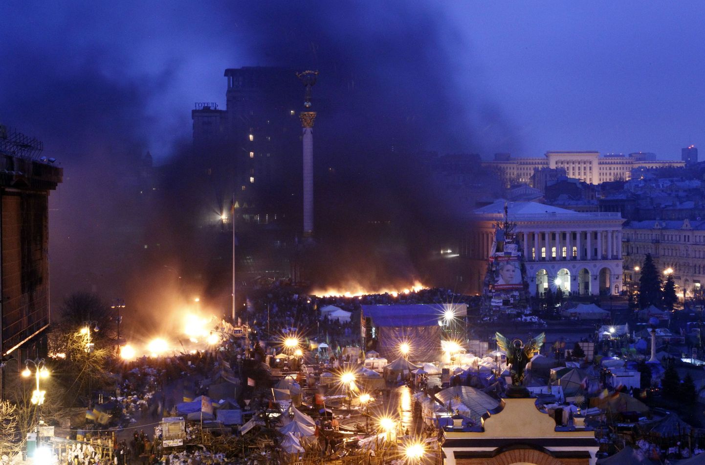 Suitsupilved Kiievis Iseseisvuse väljaku kohal 20. veebruari hommikul.