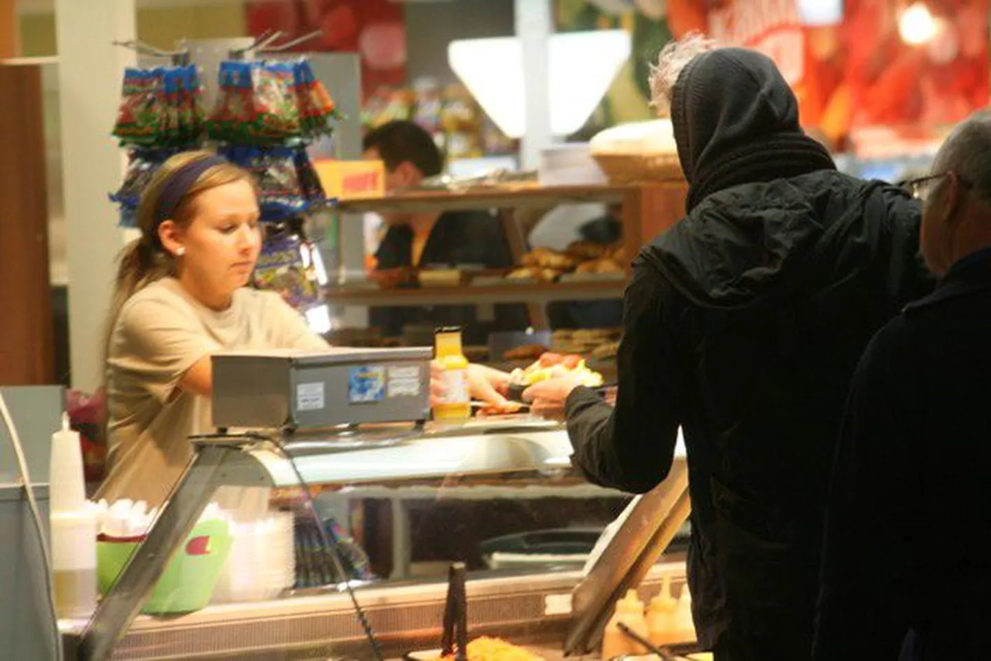 Big Brotheri- Ragnar jäi Helsingi toidupoes vargusega vahele, nov.2009 Pilt on tehtud nädal hiljem, kui Ragnar oli tegemas sisseoste Helsingi Kamppi toidupoes, varjates end kiivalt musta kapuutsi varju