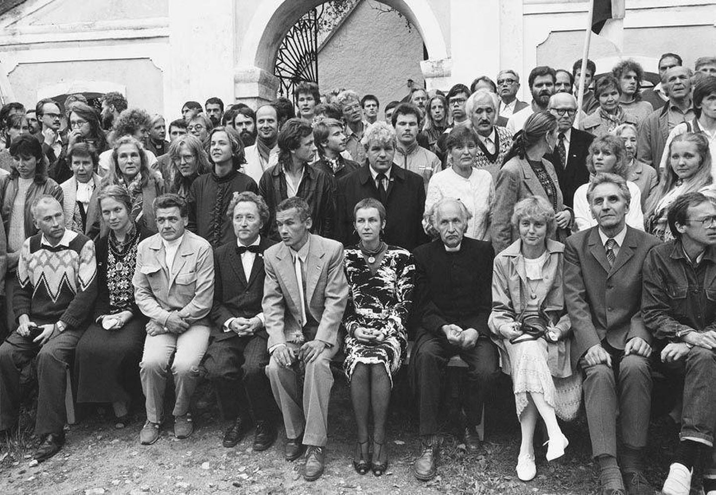 Pilistveres 1988. aasta 20. augustil Eesti Rahvusliku Sõltumatuse Partei asutamiskongressi osalejad.