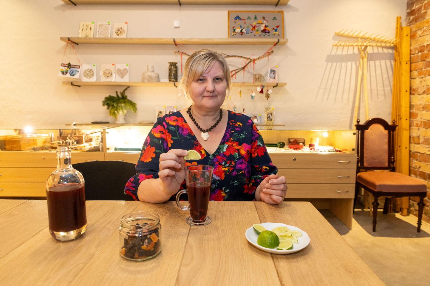Källomäe talu perenaine Jana Olesk annab soovitusi, kuidas head joogid tsitruste ja vürtsidega veel paremaks maitsestada.