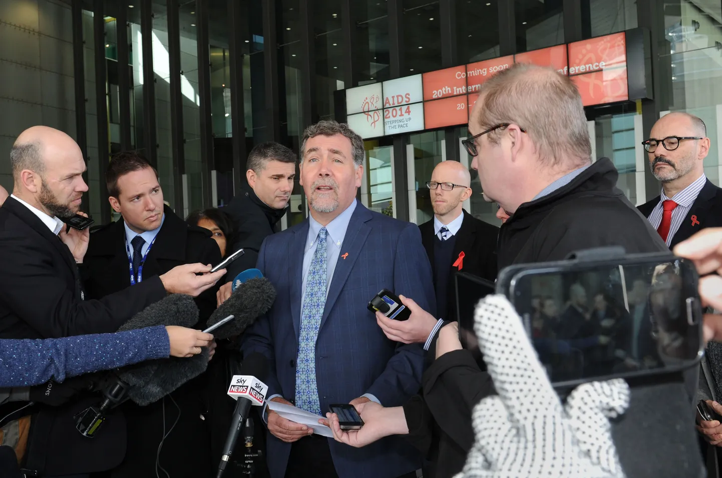 Rahvusvahelise aidsiühingu president Chris Beyrer annab Melbourne's intervjuusid keskuse ees, kus pidi ülehomme algama rahvusvaheline aidsikonverents.