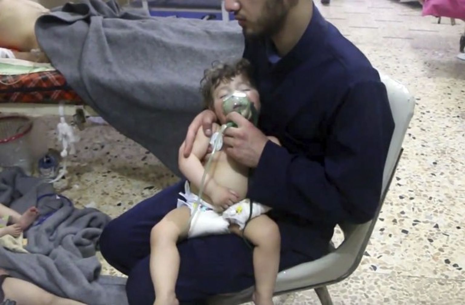 Kadrs no Sīrijas brīvprātīgo glābēju publicēta video