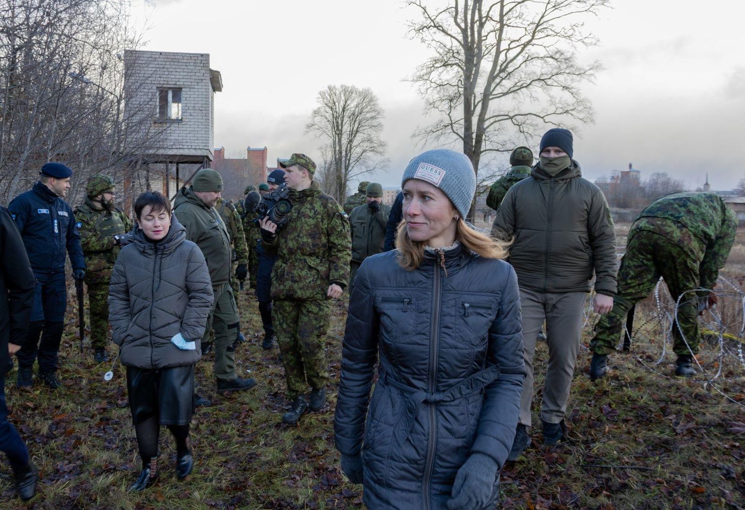 Peaminister Kaja Kallas külastas täna idapiiri Narva kandis, kus kohtus lisaõppekogunemisel "Okas 2021" osalevate reservväelaste ja kaitseliitlastega.