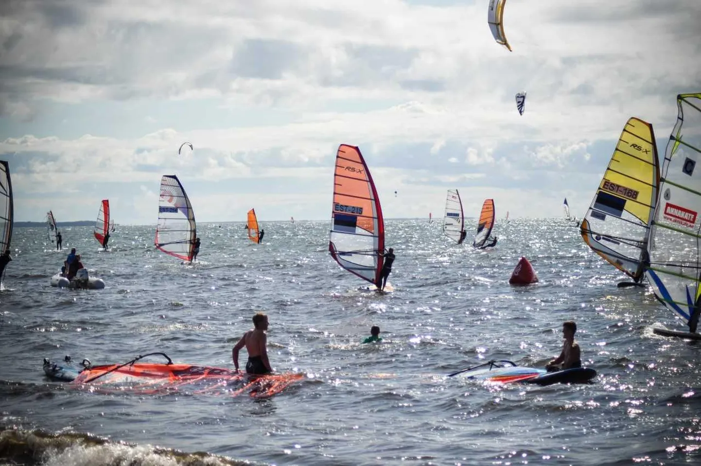 Surfilaager tähistab sel suvel ulatusliku meelelahutus- ja spordiprogrammiga 20 aasta juubelit. Elustiilifestivalil õpivad kolme päeva jooksul algajadki sõitma nii purjelaua kui lohega.