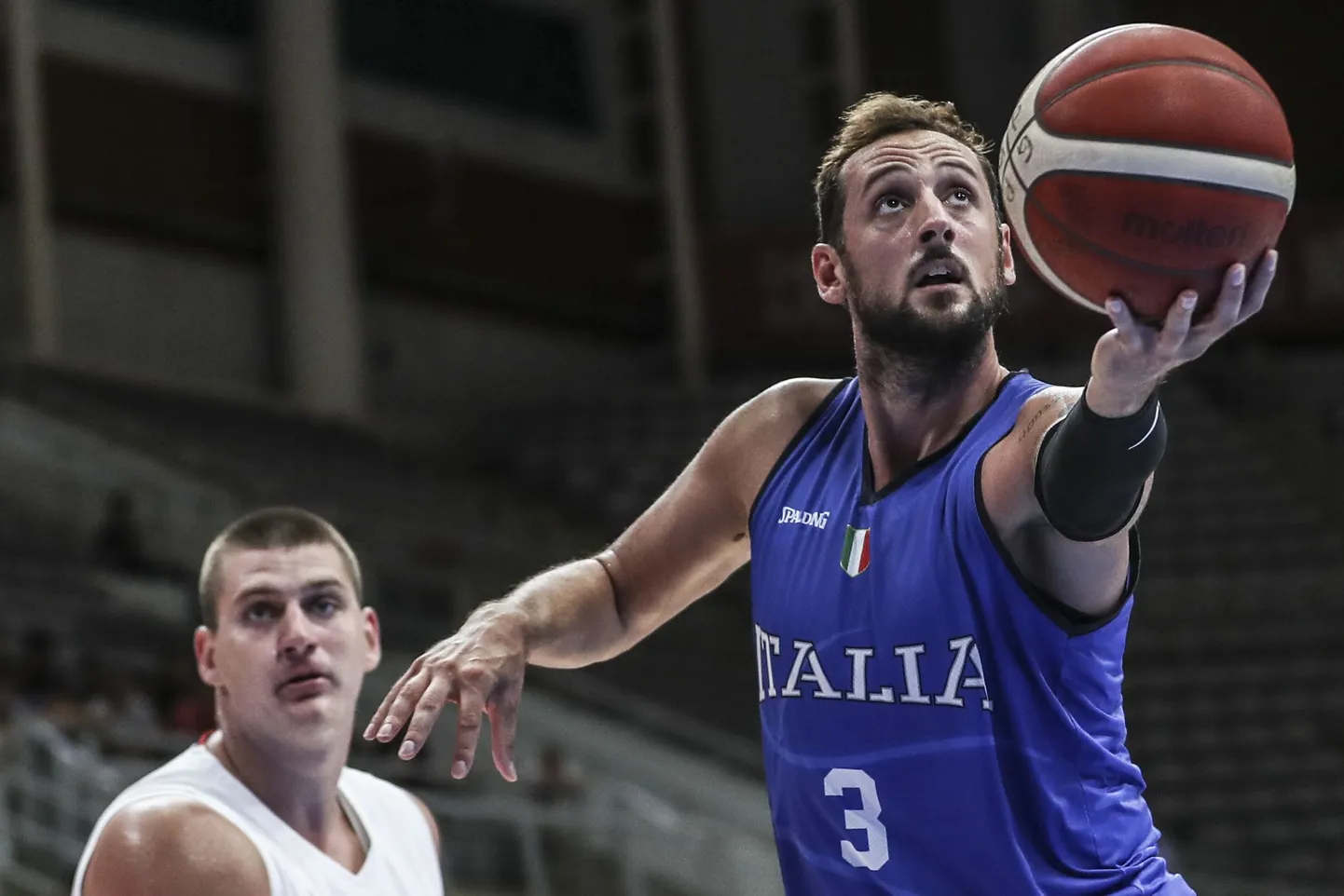 Marco Belinelli paremal.