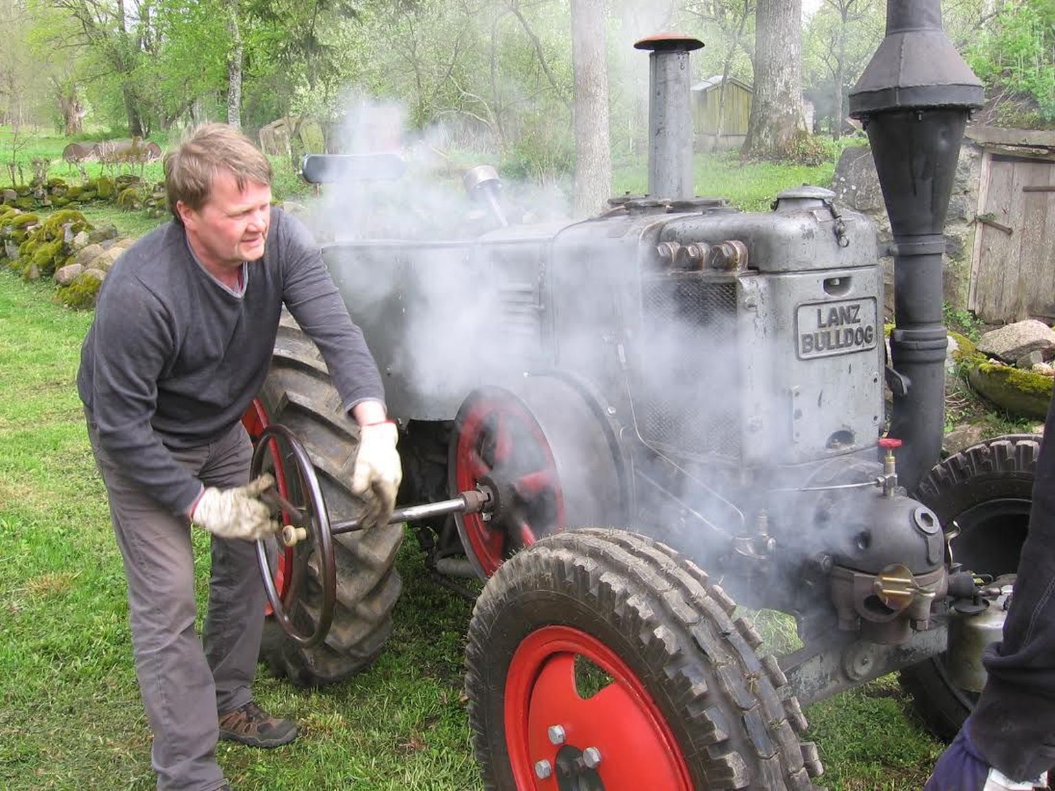 Lääne-Virumaa mehe Jüri Vilimaa ja tema töökaaslaste taastatud 1940. aastast pärinev traktor on imeriist, mis sõidab igasuguse kütusega, ka toiduõliga. Peaasi et põlev vedelik läbi pihusti mahub.