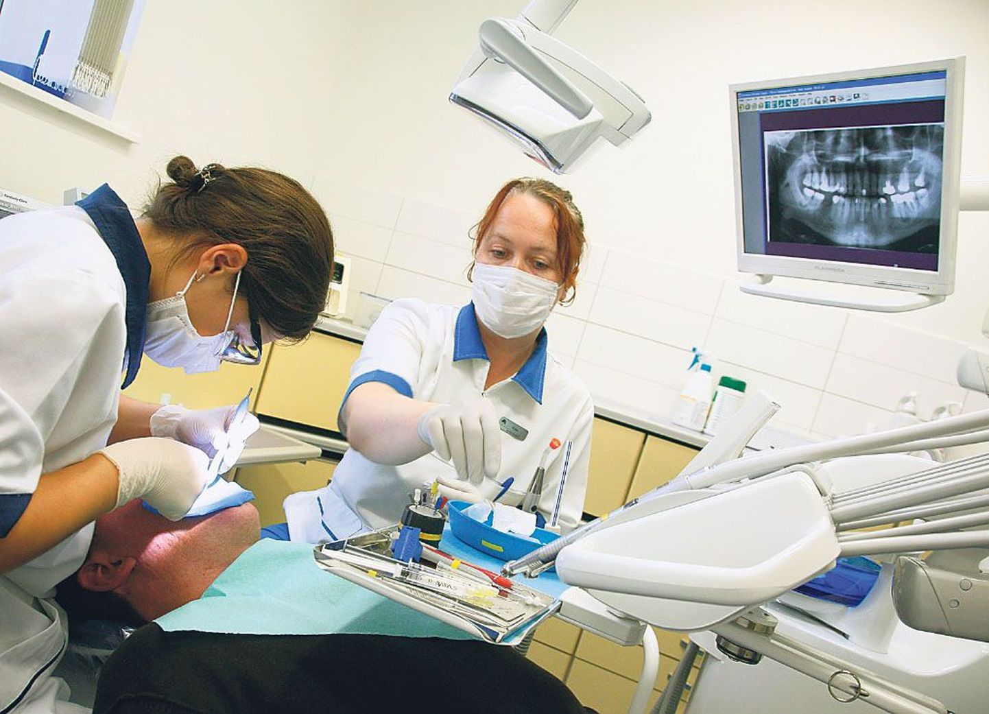 Seekord aitavad järjekordse patsiendi valutavat hammast parandada Pärnu hambapolikliiniku arst Liis Kirt ja õde Kaja Niine.