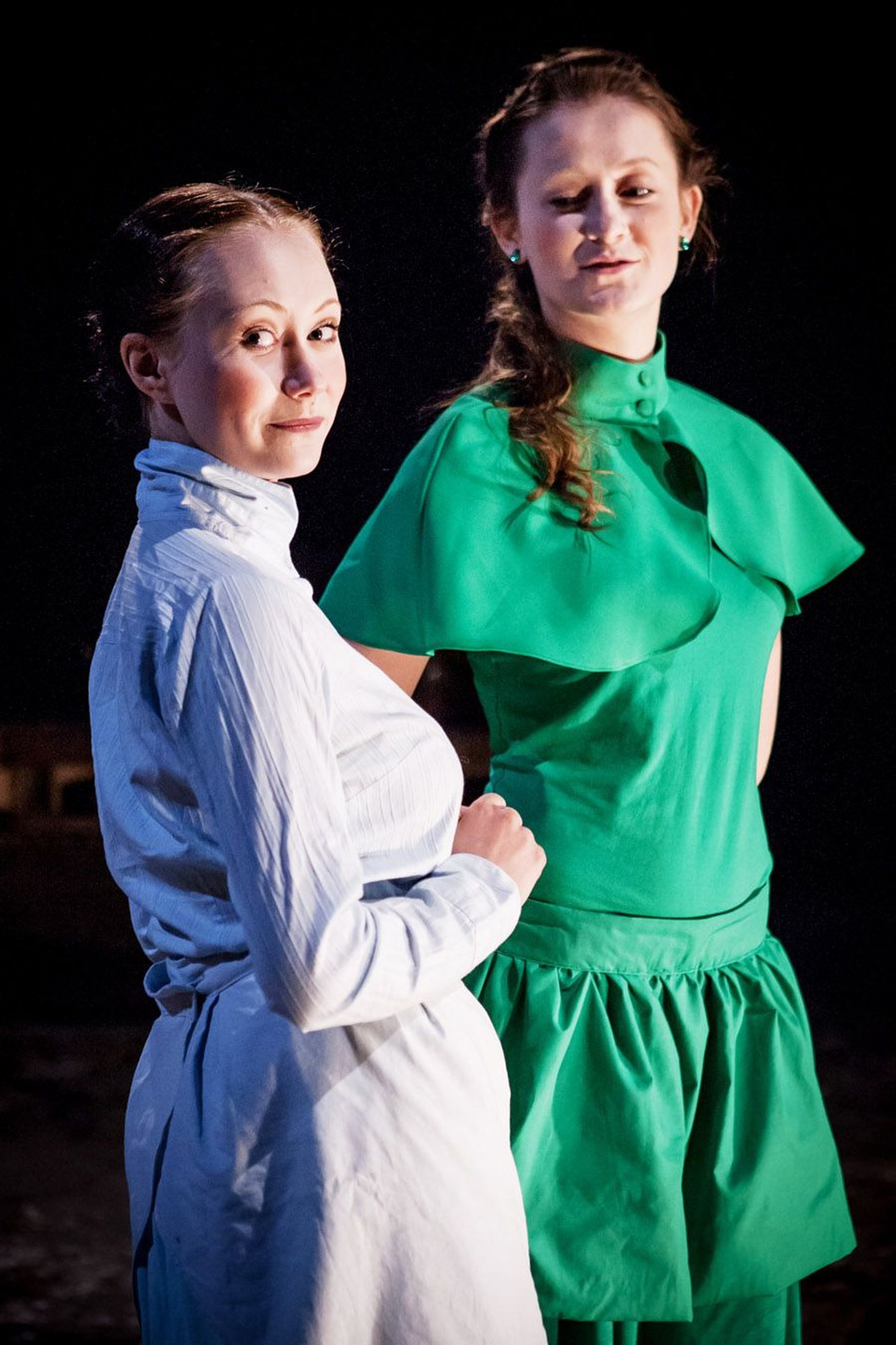 Messina kuberneri tütar Hero (Kaisa Kattai, paremal) ja tema teenija Ursula (Merilin Reede) VHK teatrikooli lõpuetenduses «Palju kära ei millestki».