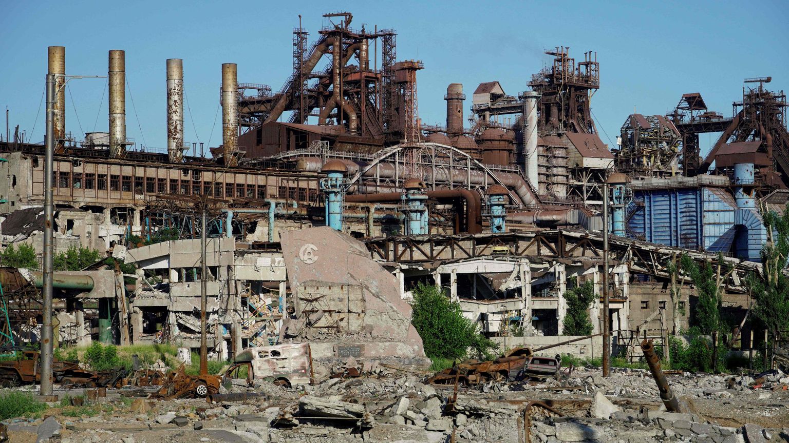 Vaade purustatud Azovstali tehasele Mariupolis 15. juulil.