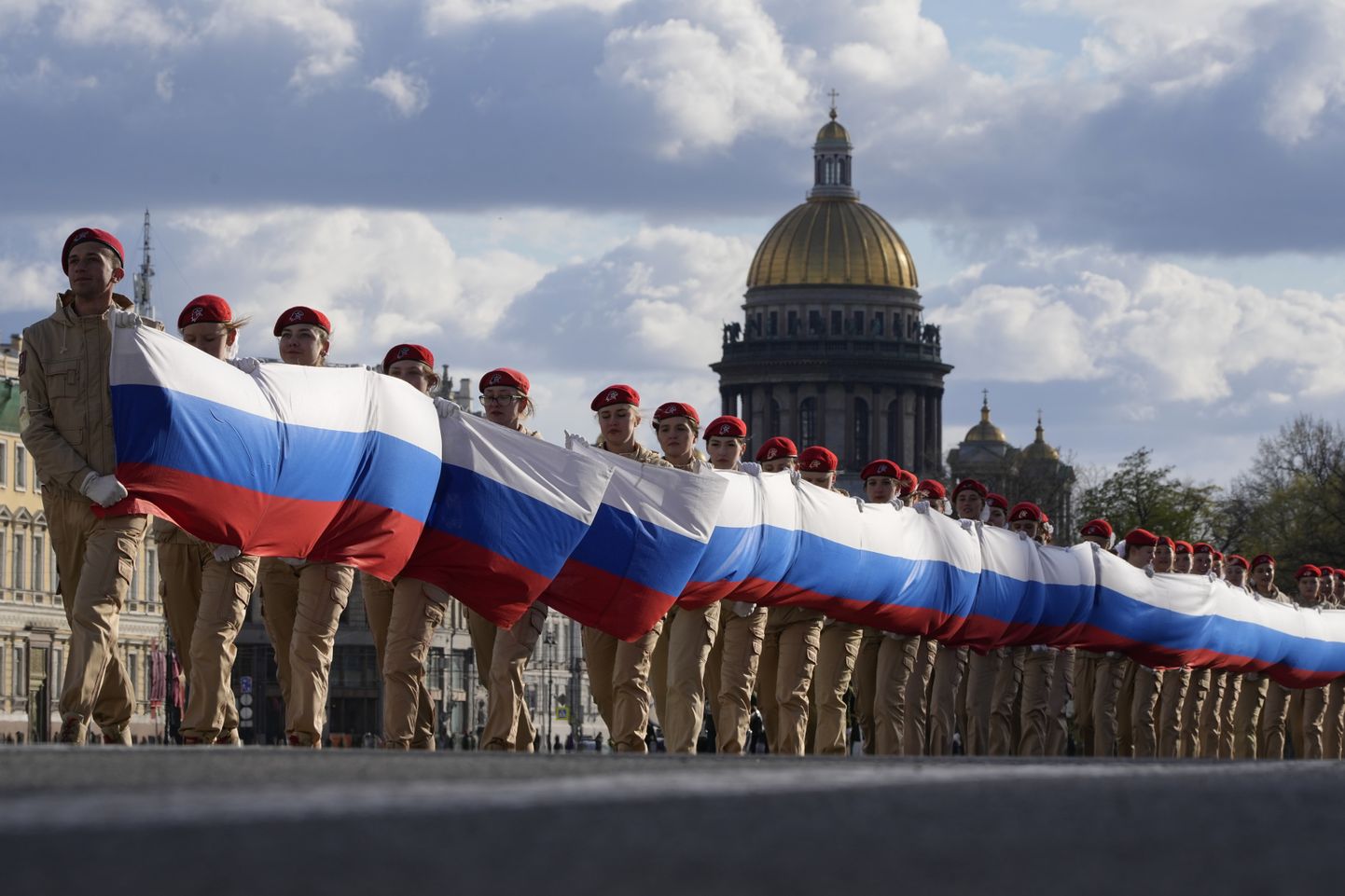 Venemaa militaarse noorteorganisatsiooni Junarmija liikmed kandmas 4. mail 2023 Peterburis Venemaa lippu ja harjutades 9. mai paraadiks. Ajaloolase Ian Garneri sõnul on Vene noored aina aatelisemad ja vägivaldsemad
