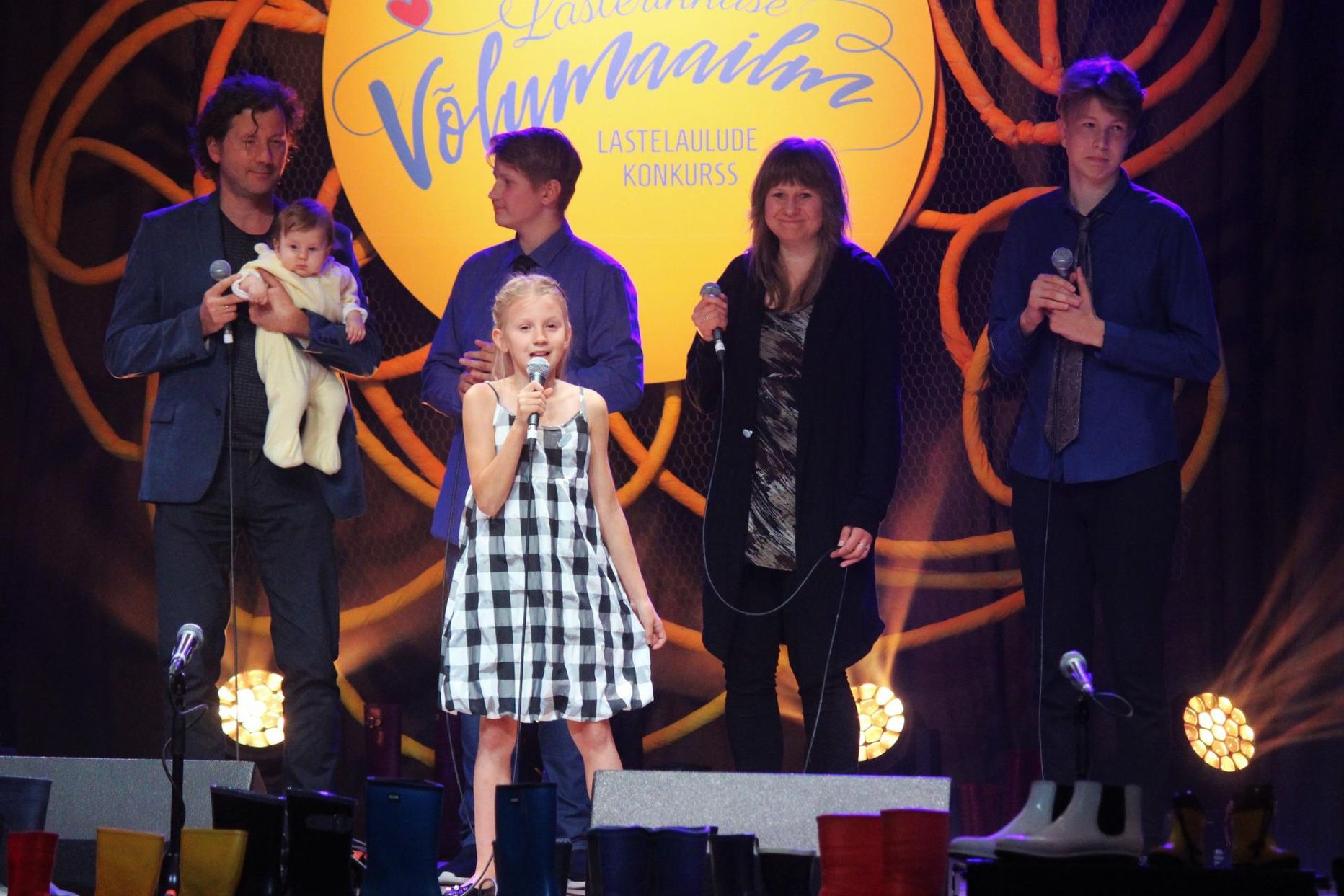 Lauluvõistluse «Lasterikkuse võlumaailm» esikoht läks laulule «Mängude maa», mida esitas perekond Laikre.
