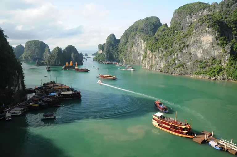 Ha Long laht Vietnamis