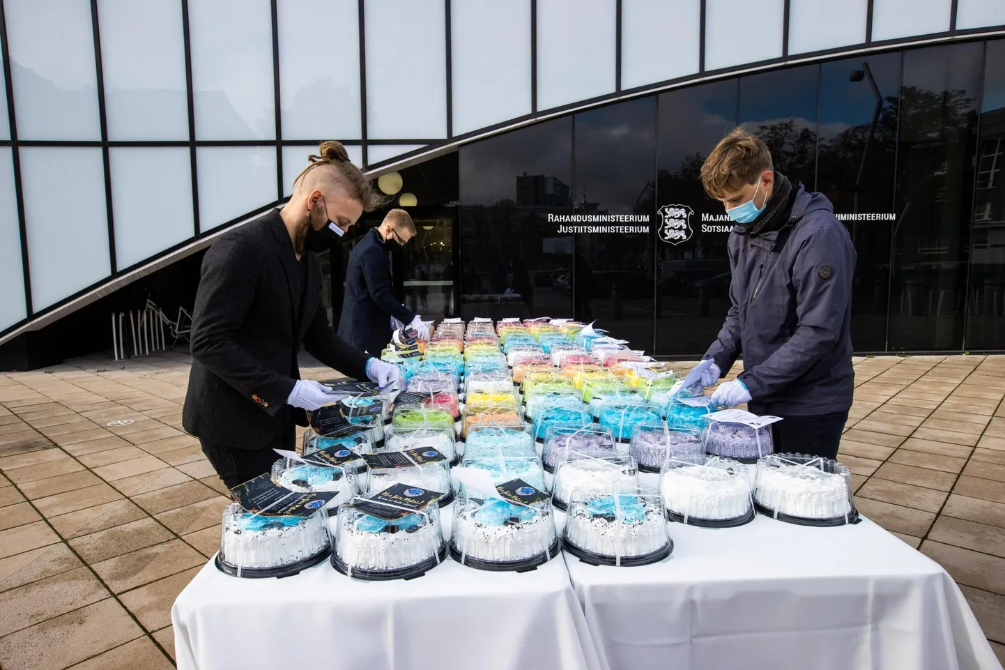 Suurima tähelepanu osaliseks said AS-i Pihlaka tordid eelmisel aastal, kui eratellija 100 vikerkaarevärvides sefiiritordiga peaminister Jüri Ratast superministeeriumi ees üllatas.
AS Pihlaka oli aktsiooni puhul kõigest tellimuse täitja, kes arvestab kõigi oma klientide soove tootmisest tulenevate võimaluste piires.