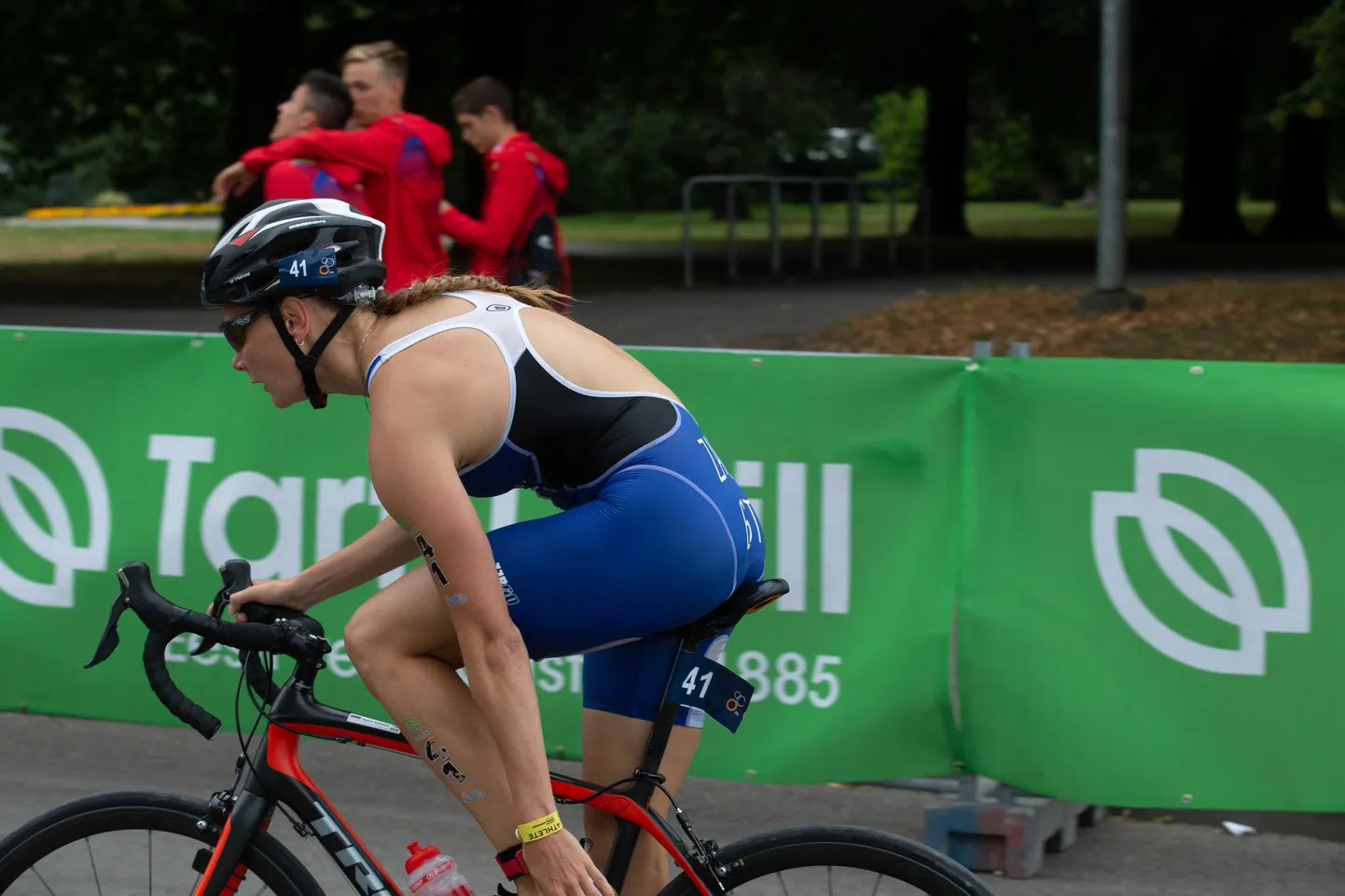 Foto eelmisel aastal toimunud mitmepäevasest Tartu Mill triathloni võistlejast jalgratta seljas.
