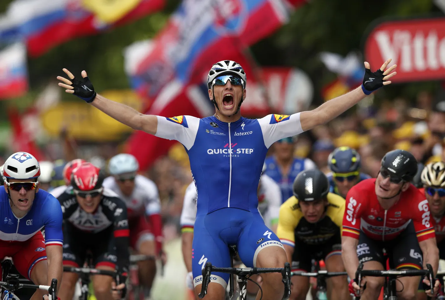 Marcel Kittel Tour de France'i teisel etapil võitjana finišeerimas.