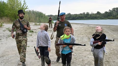Krievija nedaudz samazinās skolēnu smadzeņu skalošanas apjomu