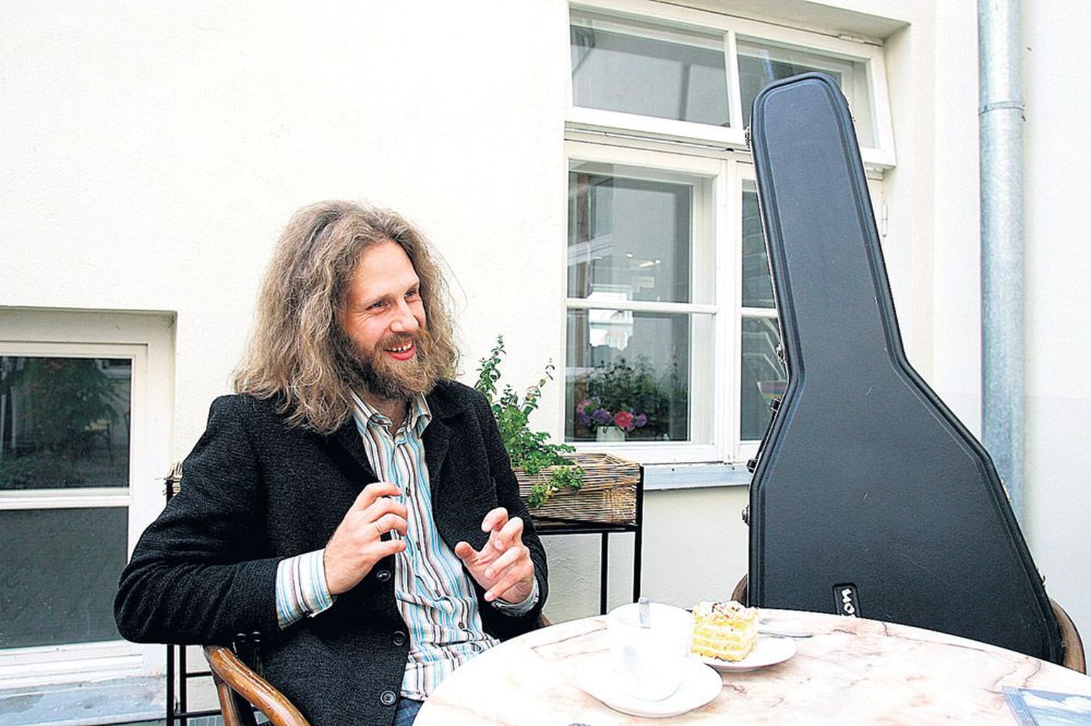 Narvas 31 aastat tagasi õpetaja peres sündinud ja Tallinnas Otsa kooli lõpetanud Oleg Pissarenko võttis Werneri kohviku õue kaasa oma lahutamatu kaaslase kitarri.