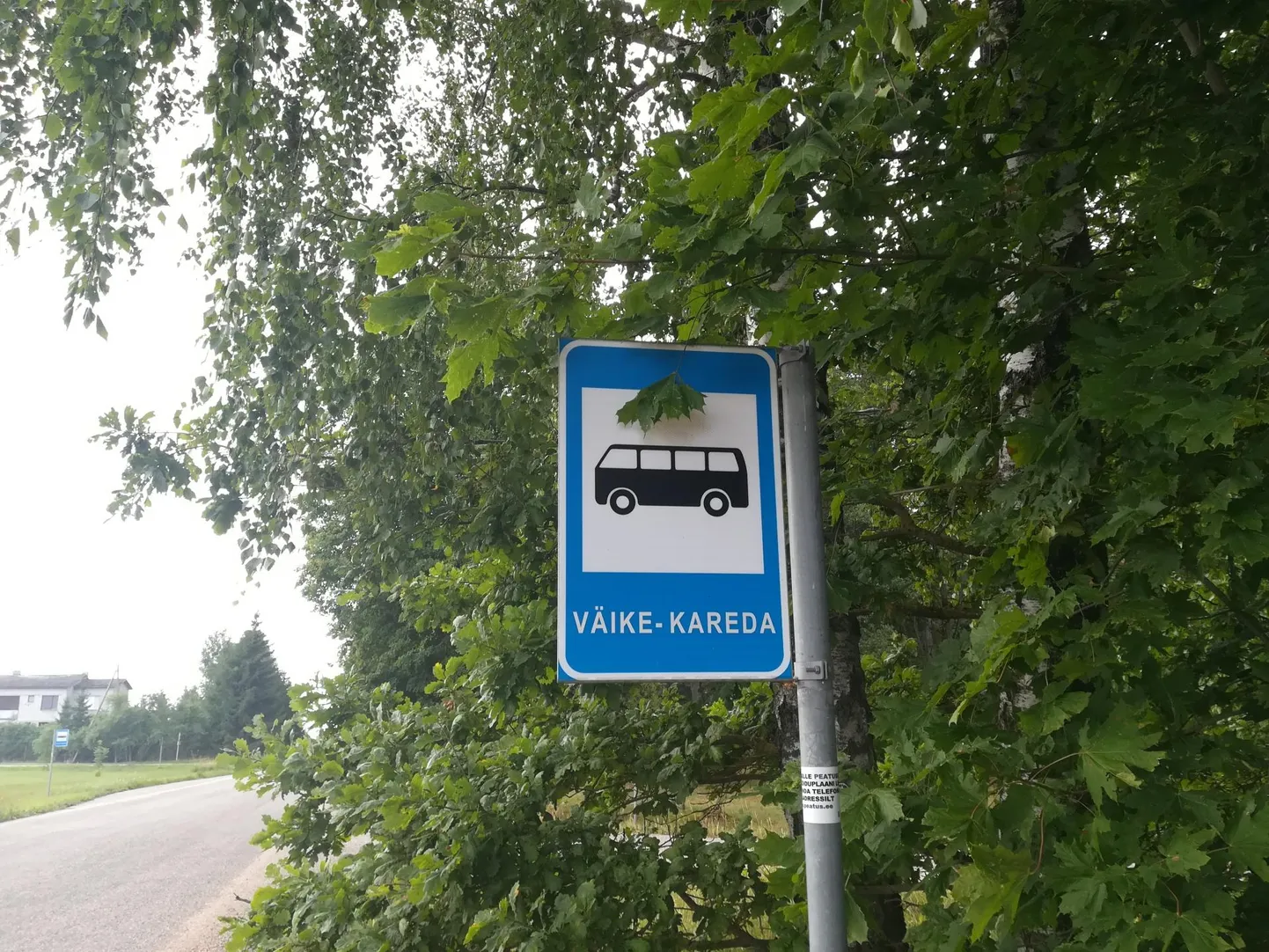 Väike-Kareda bussipeatuse silt