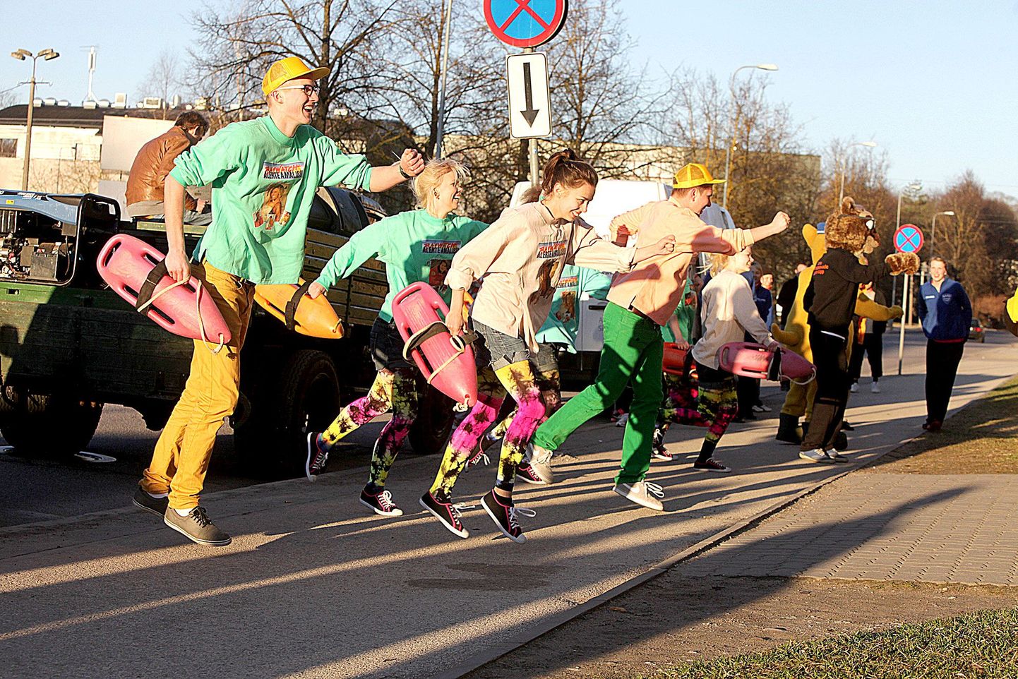 Eile hommikul kell 6.15 alustasid kevadpäevade korraldajad tantsu ja tuututamisega Raatuse tänava ja Narva maantee üliõpilaselamute juures.