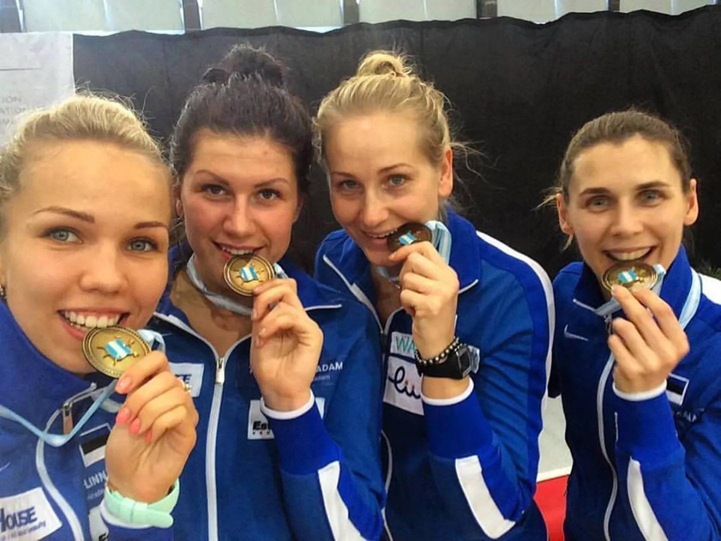 Eesti epeenaiskond koosseisus Erika Kirpu (vasakult), Julia Beljajeva, Kristina Kuusk ja Irina Embrich Buenos Airese MK-etapil võidetud pronksmedalitega.