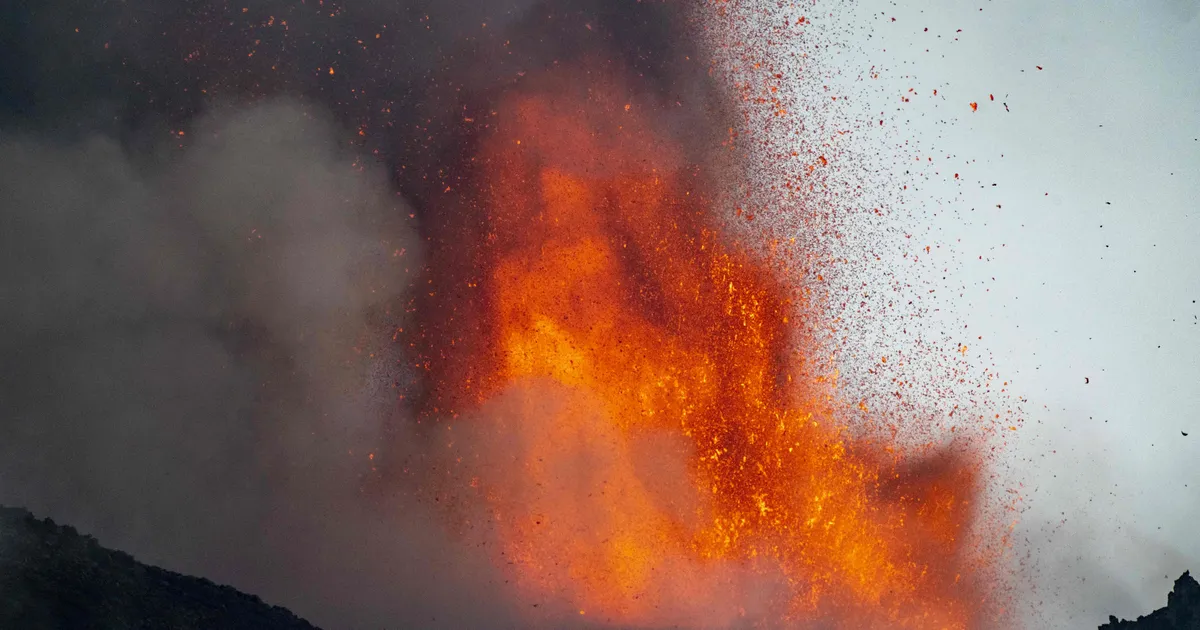 Etna cufundă Sicilia într-un nor de cenuşă, înfuriind localnicii