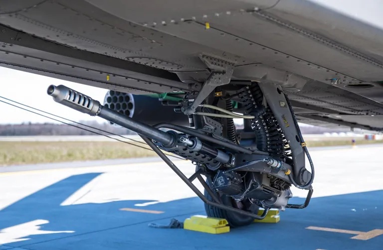 Õppind mehed, head riistad. Pildil Boeing AH-64 Apache tüüpi kopteri kuuliprits.